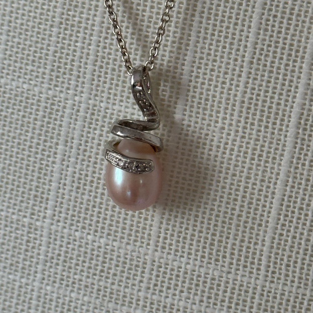 Elegant Pink Pearl Pendant Necklace